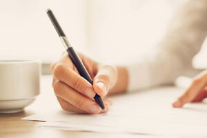 Ohne Prüfungsangst in die Prüfung gehen Eine Hand schreibt mit einem Stift auf einem Blatt Papier. Es fühlt sich so gut an, gut auf die Prüfung vorbereitet zu sein und keine Ängste zu haben.