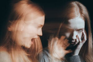Was sind Ängste? Ein Doppelporträt von einer Frau. Links schreit sie mit offenem Mund, rechts schaut sie leicht nach unten und hält sich die Hände vor das Gesicht. Ängste können mit Therapie und Hypnose überwunden werden.