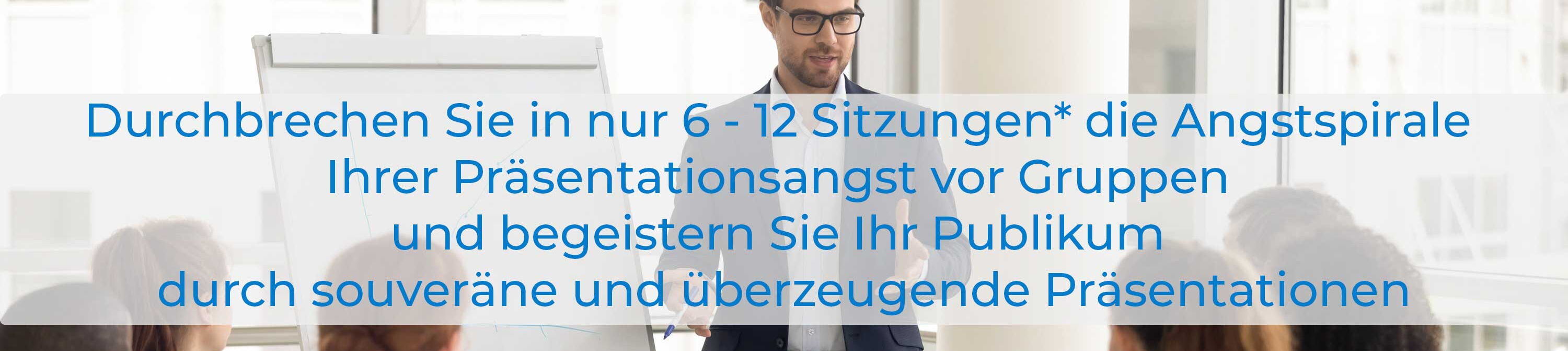 Durchbrechen Sie in nur 6 -12 Sitzungen* die Angstspirale Ihrer Präsentationsangst vor Gruppen und begeistern Sie Ihr Publikum durch souveräne und überzeugende Präsentationen Ein junger Mann im Anzug hält im Businesskontext vor einem Flipchart stehend, sicher und souverän eine Präsentation vor Kolleginnen und Kollegen.