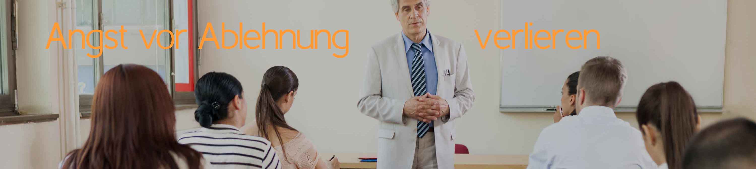 Angstfreier leben. Lösungsorientierte Kurzzeittherapie, Therapie und Coaching. Praxis für Angststörungen, Phobien und Panikattacken. Reiner Müller Angst vor Ablehnung, vor Gruppen oder unbekannte Menschen quält Betroffene. Dabei sind diese häufigsten Ängste oft unbegründet. Ein Mann steht etwas hilflos und ängstlich vor einer Gruppe.
