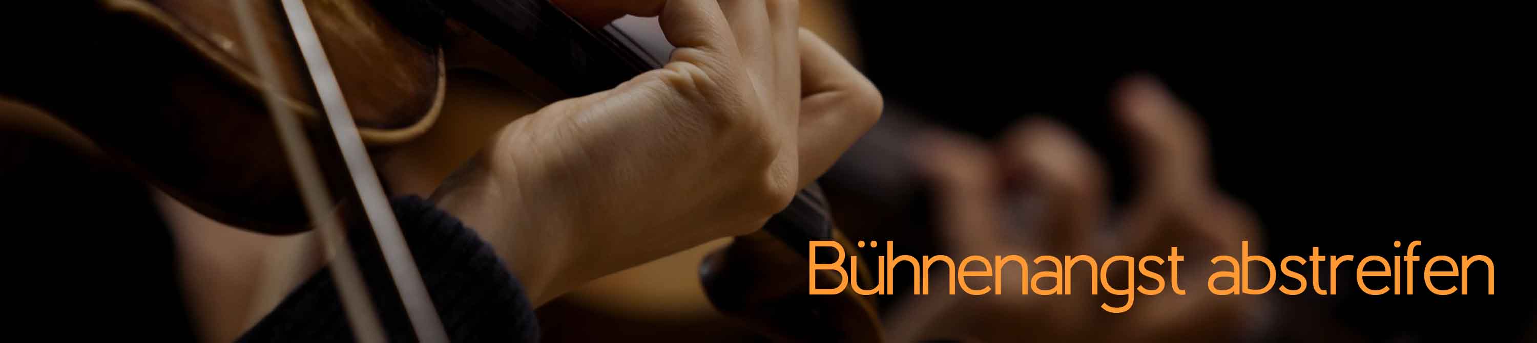 Angstfreier leben. Lösungsorientierte Kurzzeittherapie, Therapie und Coaching. Praxis für Angststörungen, Phobien und Panikattacken. Reiner Müller Bühnenangst, Lampenfieber und Auftrittsangst abstreifen. Eine Hand spielt auf einer Violine. Eine weitere Hand, die auf einer Geige spielt, ist im Hintergrund zu sehen. Bühnen- oder Auftrittsangst ist mehr als Lampenfieber und sollte behandelt werden.