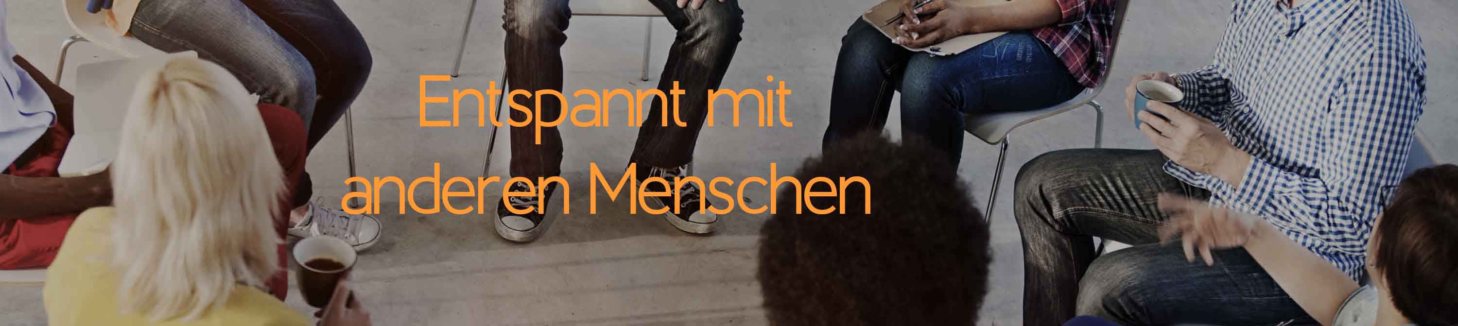 Angstfreier leben. Lösungsorientierte Kurzzeittherapie, Therapie und Coaching. Praxis für Angststörungen, Phobien und Panikattacken. Reiner Müller Entspannt mit anderen Menschen. Eine Gruppe von Menschen sitzt im Kreis. Man sieht nur ihre Beine. Soziale Angst oder Angst vor Menschen kann vor unbekannten Menschen oder auch befreundeten und bekannten Menschen auftreten.
