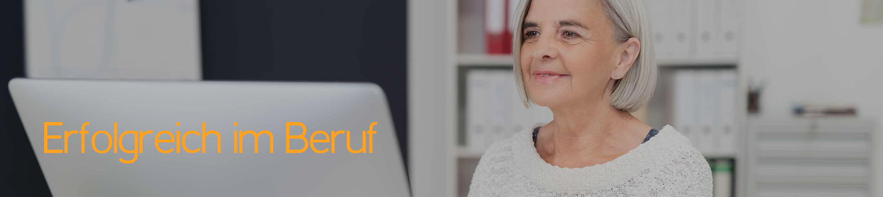 Erfolgreich im Beruf werden. Erfolgreicher leben durch Coaching bei Reiner Müller Eine Frau sitzt vor einem Computer und schaut auf den Monitor. Erfolg im Beruf.
