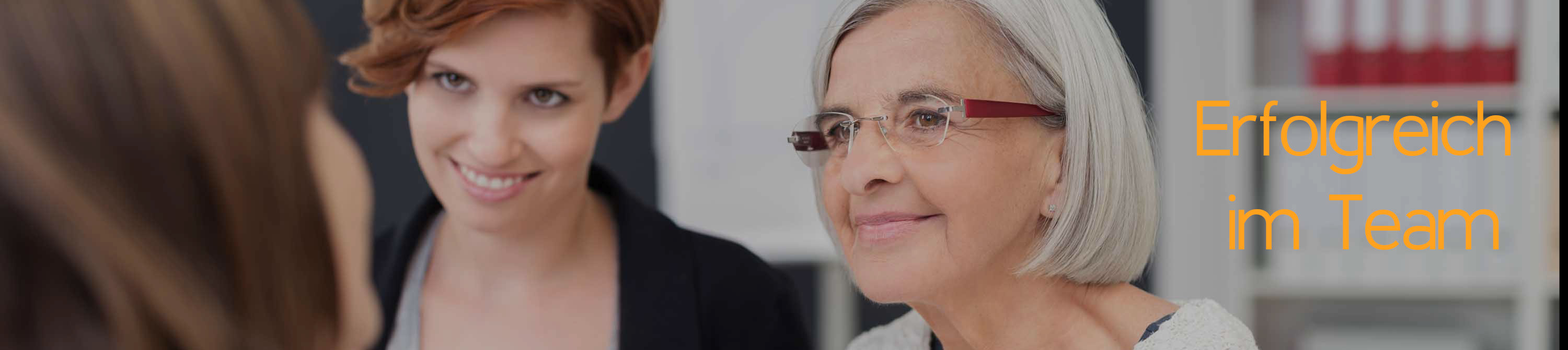 Angstfreier leben. Lösungsorientierte Kurzzeittherapie, Therapie und Coaching. Praxis für Angststörungen, Phobien und Panikattacken. Reiner Müller Erfolgreich im Team. Eine Gruppe von Frau sitzt zu dritt im Büro und diskutiert.