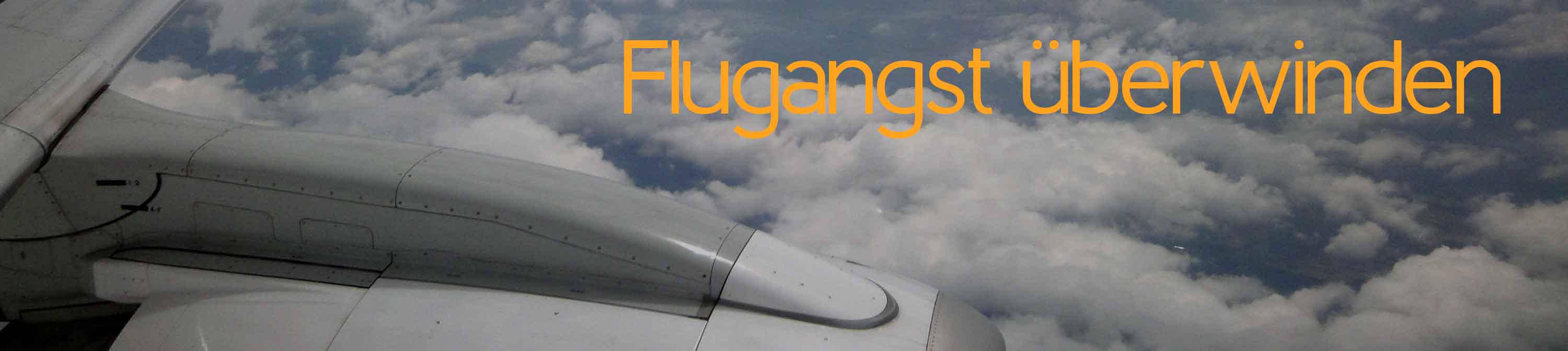 Angstfreier leben. Lösungsorientierte Kurzzeittherapie, Therapie und Coaching. Praxis für Angststörungen, Phobien und Panikattacken. Reiner Müller Flugangst überwinden. Ein Blick aus dem Flugzeugfenster über den Wolken. Flugangst kann sich unterschiedlich äußern, als Angst vor der Höhe, vor engen Situationen, vielen Menschen oder anderen sein.