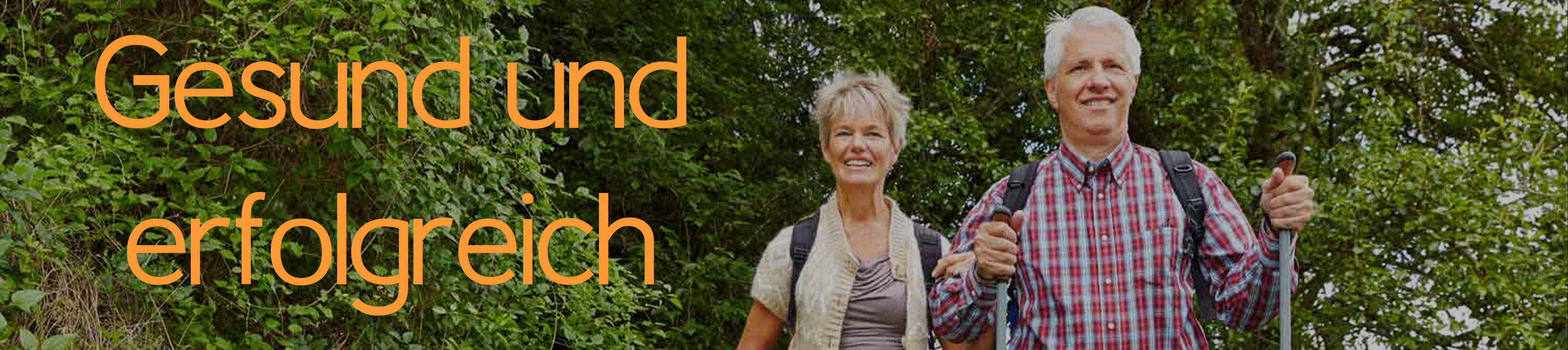 Werden und bleiben Sie gesund und werden so erfolgreich. Leben Sie das Leben, dass Sie sich wünschen. Mit Unterstützung durch den Lifecoach Reiner Müller Eine Frau und ein Mann wandern mit Nordic-Walking-Stöcken und einem Hund durch die Natur. Gesundheit und Erfolg gehören zusammen.