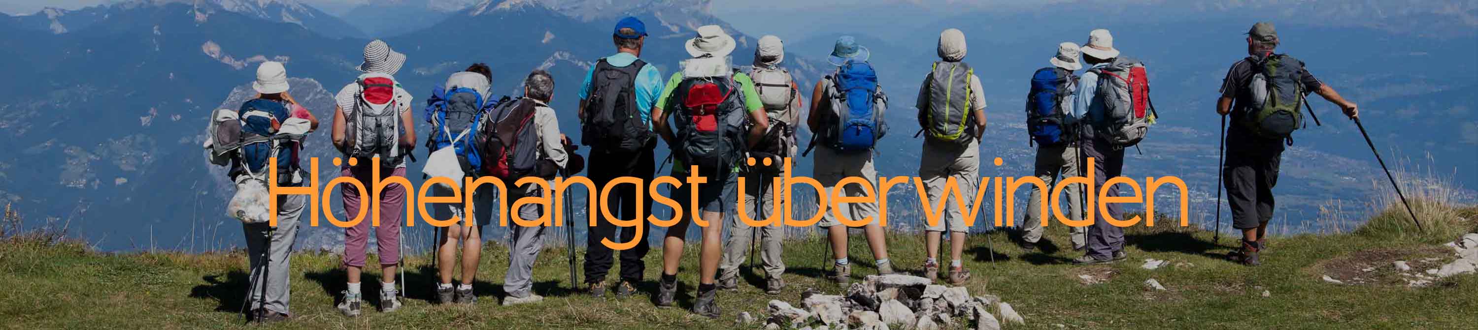 Angstfreier leben. Lösungsorientierte Kurzzeittherapie, Therapie und Coaching. Praxis für Angststörungen, Phobien und Panikattacken. Reiner Müller Eine Höhenangst überwinden. Menschengruppe von Wanderern mit Rucksäcken steht an einem Abhang und schaut in die Tiefe, in das Tal. Höhenangst kann überwunden werden.
