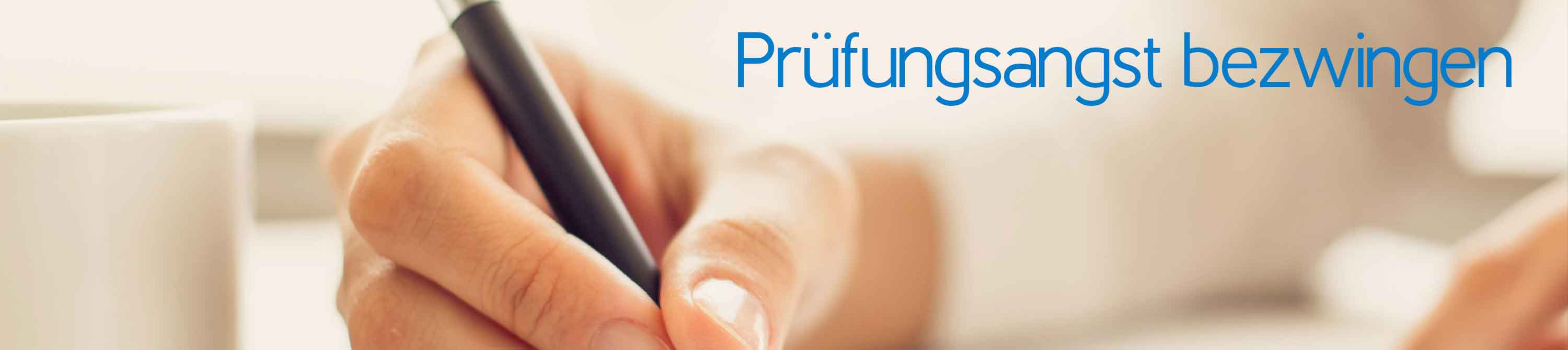 Angstfreier leben. Lösungsorientierte Kurzzeittherapie, Therapie und Coaching. Praxis für Angststörungen, Phobien und Panikattacken. Reiner Müller Prüfungsangst bezwingen. Eine schreibende Frauenhand auf einem Blatt. Daneben steht eine Tasse. Prüfungsangst verschiedene Ursachen haben und zum Vermeidungsverhalten führen.